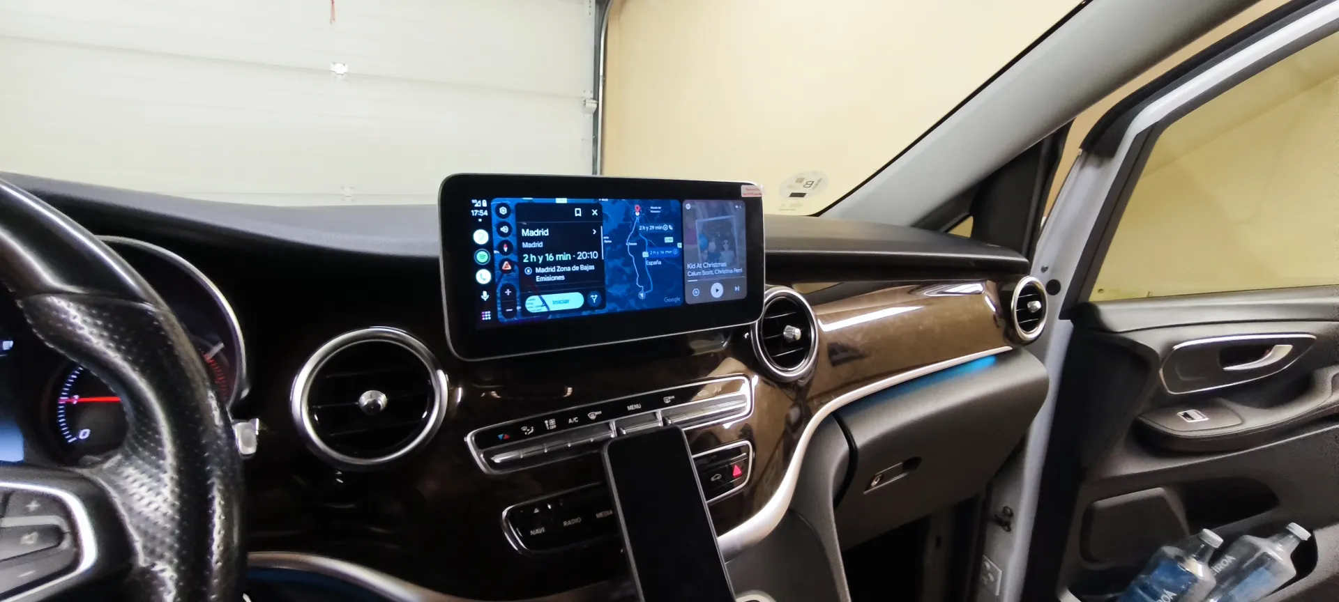 Galería Instalación en Mercedes-benz Clase V 2015: cámaras, conectividad avanzada y central táctil