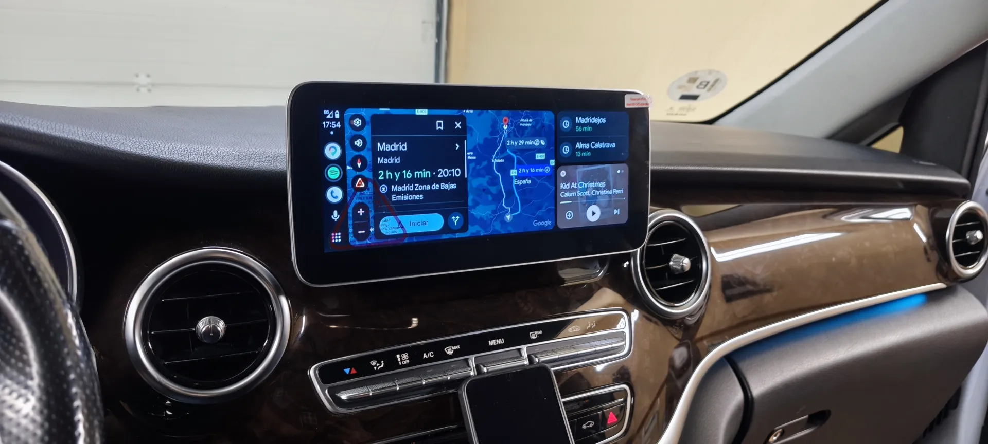 Galería Instalación en Mercedes-benz Clase V 2015: cámaras, conectividad avanzada y central táctil