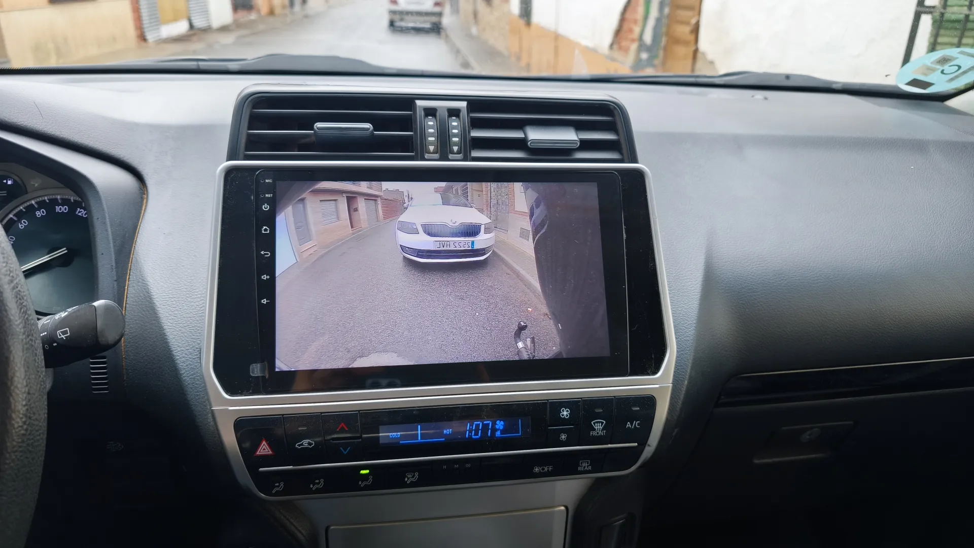 Galería Upgrade en Toyota Land Cruiser 2018 2018: equipamiento multimedia con cámaras y cableado integrado